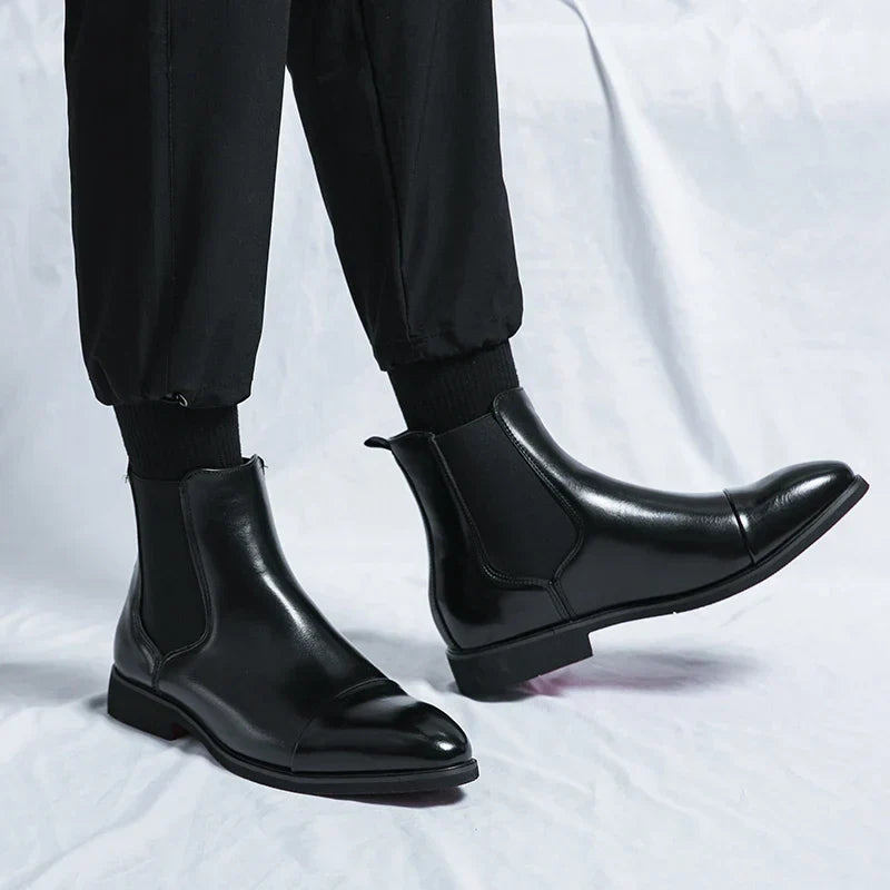 Herren Stiefel | Durchgehende Schafthöhe mit klarer Seitenstruktur