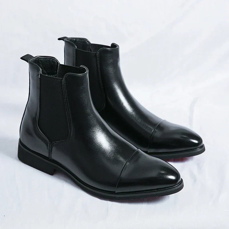 Herren Stiefel | Durchgehende Schafthöhe mit klarer Seitenstruktur