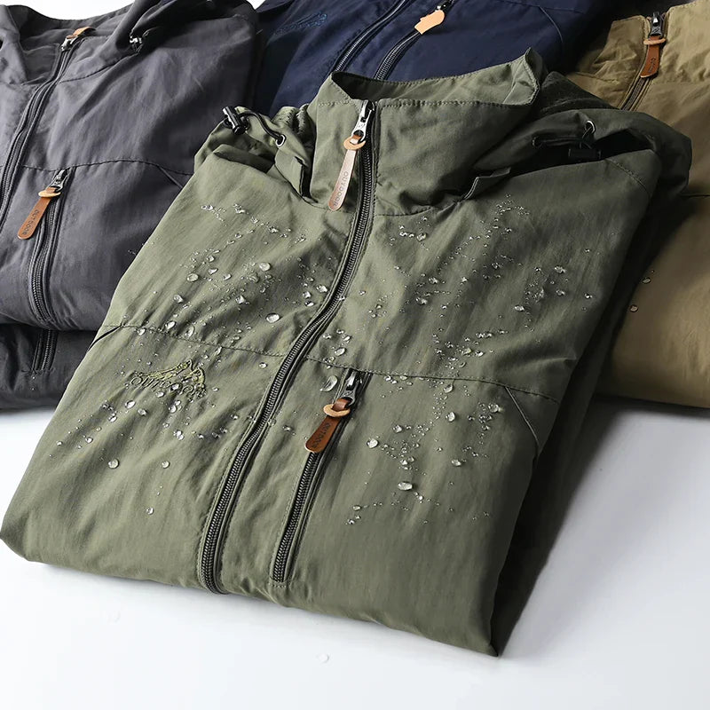 Herren Regenjacke | Schutzorientierte Form mit funktionalem Aufbau