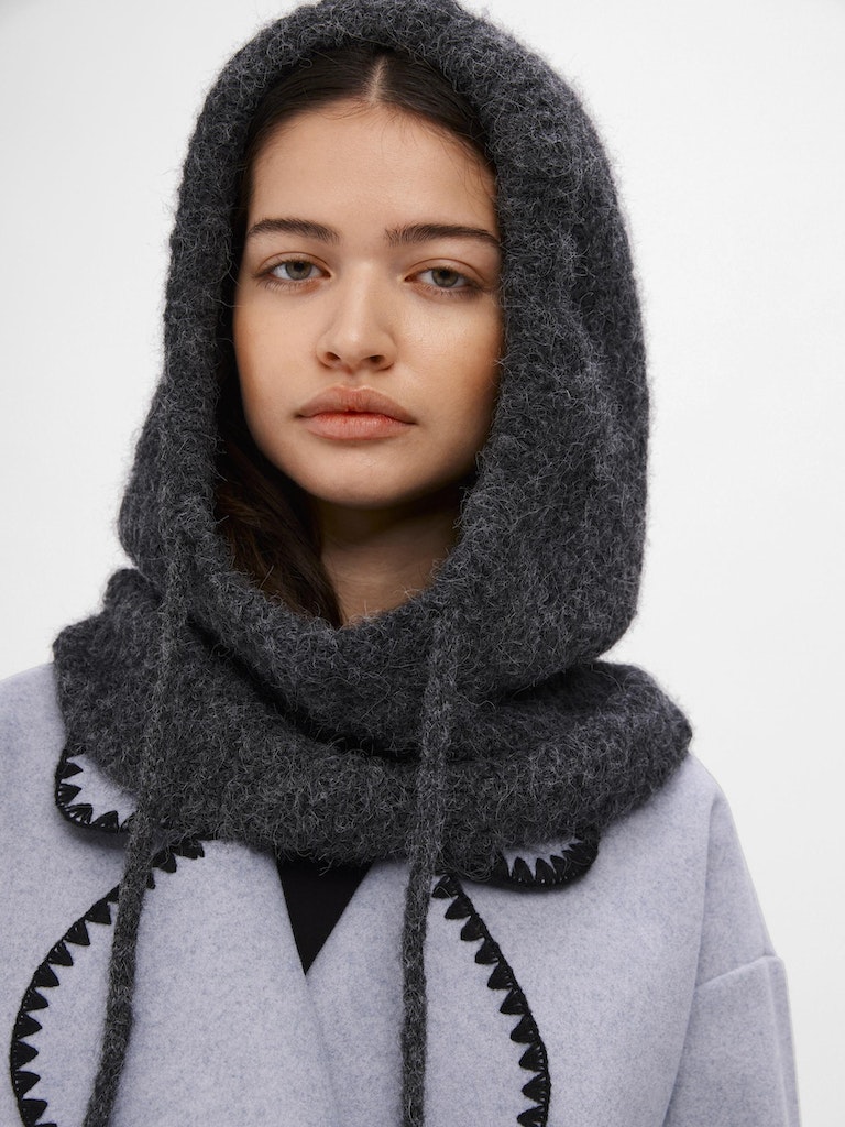Damen Mütze | Kopfbedeckung mit Kapuze und klarer Silhouette