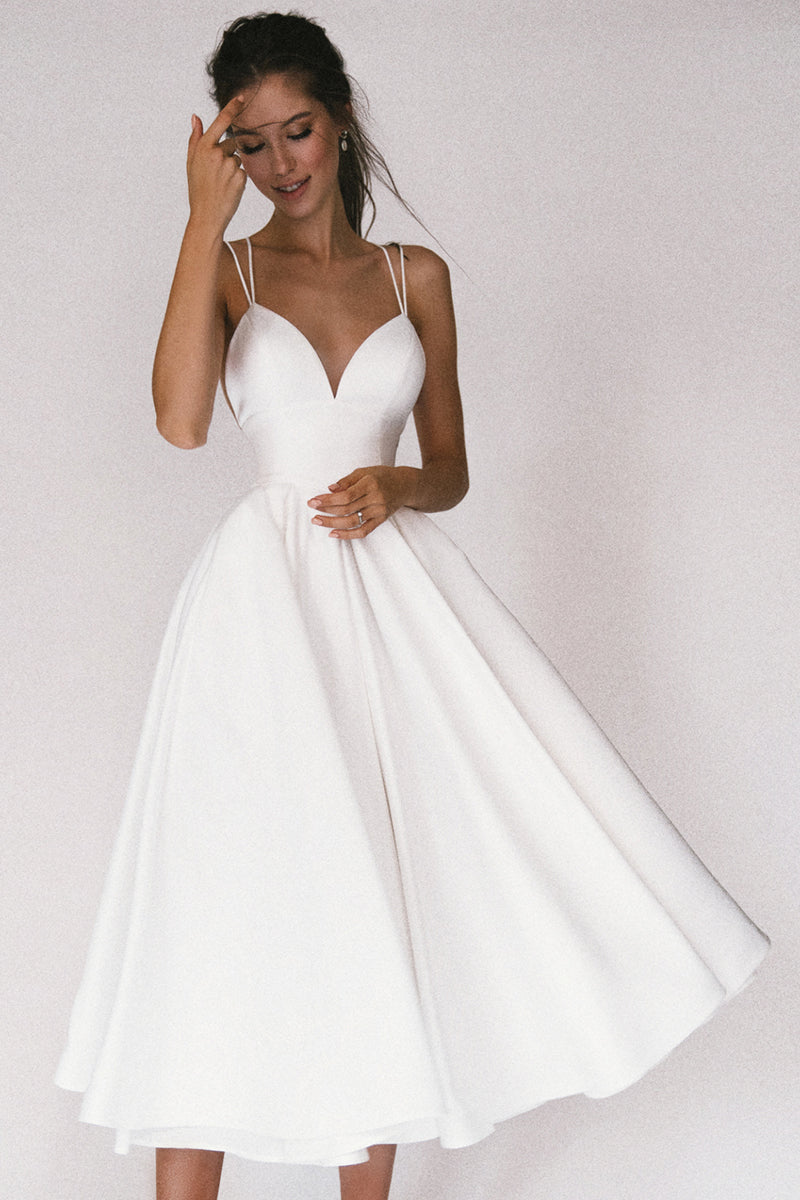 Damen-Midiabendkleid mit V-Ausschnitt | sachliche Linienführung